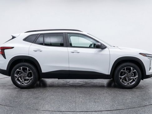 Used 2025 Chevrolet Trax LT w/ LT Convenience Package FWD image 11