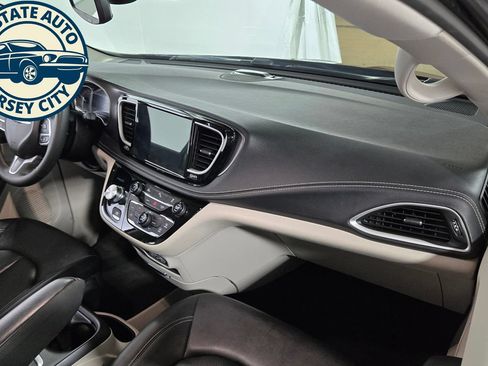 Used 2024 Chrysler Pacifica Limited FWD image 41