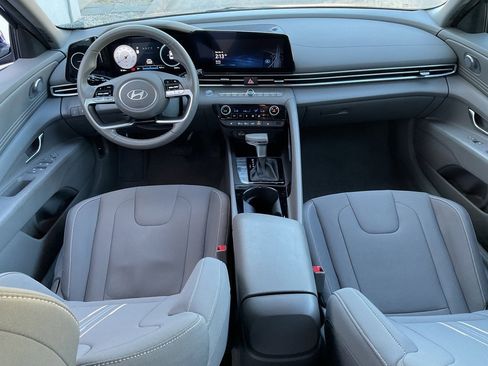 Used 2025 Hyundai Elantra SEL image 21