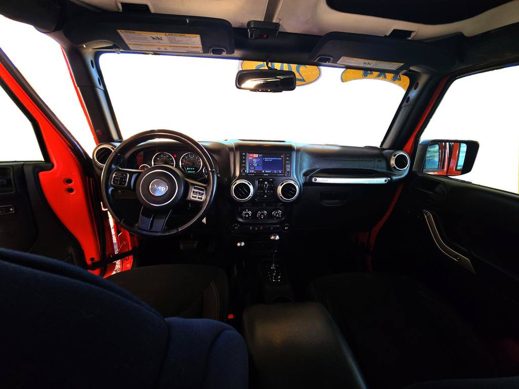 Used 2015 Jeep Wrangler Unlimited Rubicon w/ Connectivity Group AWD/4WD image 26