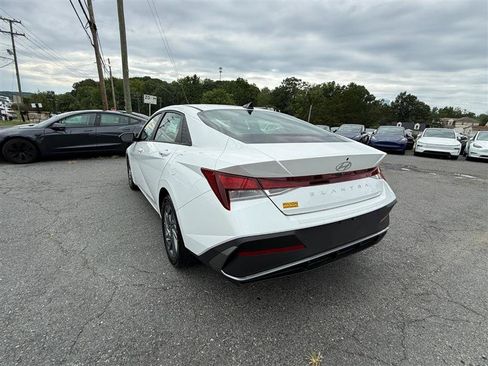 Used 2024 Hyundai Elantra SEL FWD image 3