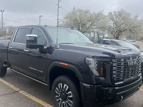 Used 2025 GMC Sierra 2500 Denali Ultimate AWD/4WD image 2