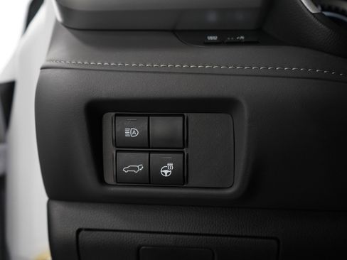Used 2024 Toyota Highlander XLE AWD/4WD image 25