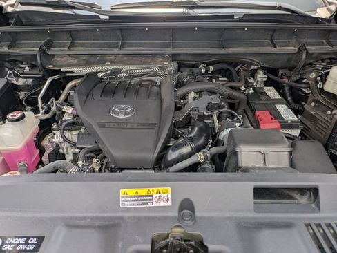 Used 2024 Toyota Highlander XLE FWD image 13