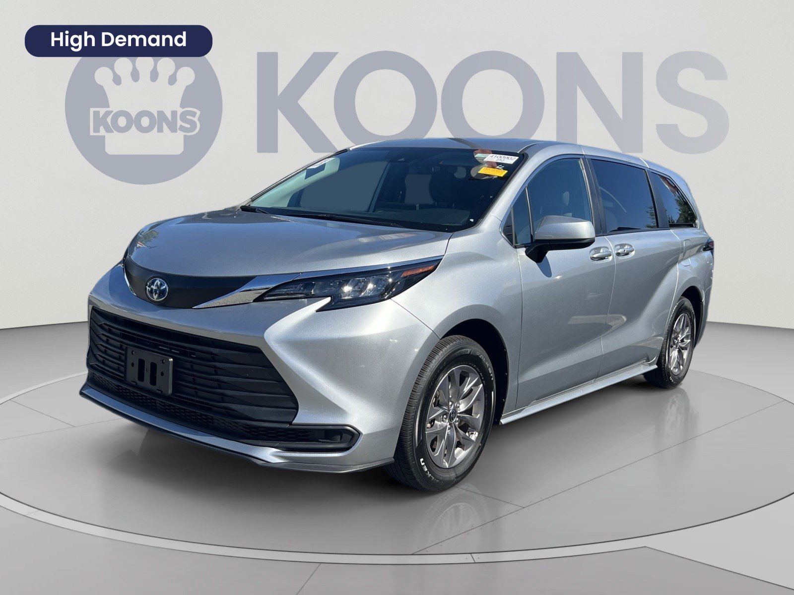 Used 2025 Toyota Sienna LE FWD image 1