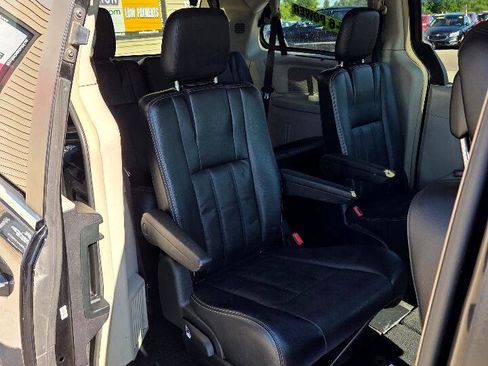 Used 2013 Chrysler Town & Country Touring image 12