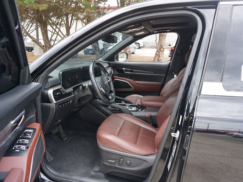 Used 2024 Kia Telluride EX w/ EX Captain's Chair Package FWD image 2