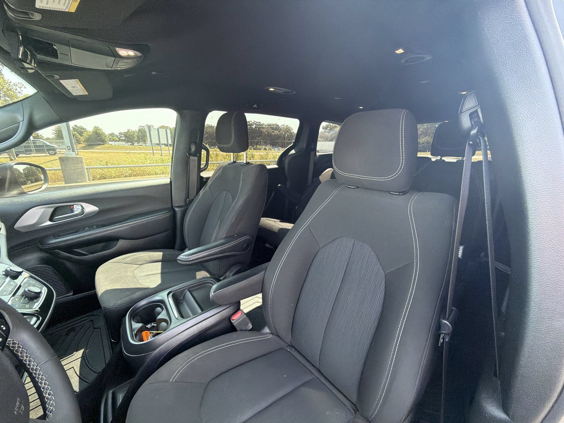 Used 2023 Chrysler Pacifica Touring FWD image 11