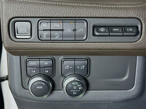 Used 2021 GMC Yukon Denali w/ Denali Premium Package image 10