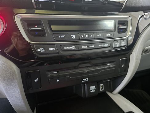Used 2019 Honda Pilot Touring image 36