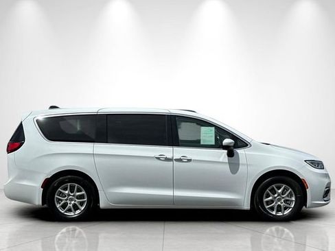 Used 2023 Chrysler Pacifica Touring-L FWD image 3