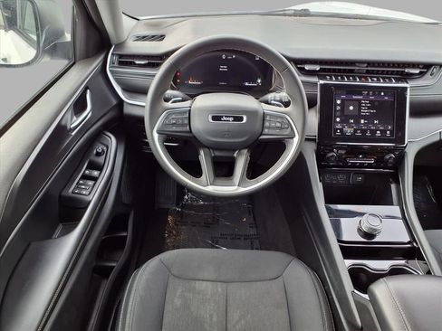 Used 2023 Jeep Grand Cherokee Laredo image 4