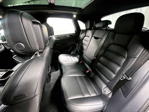 Used 2025 Porsche Macan image 31