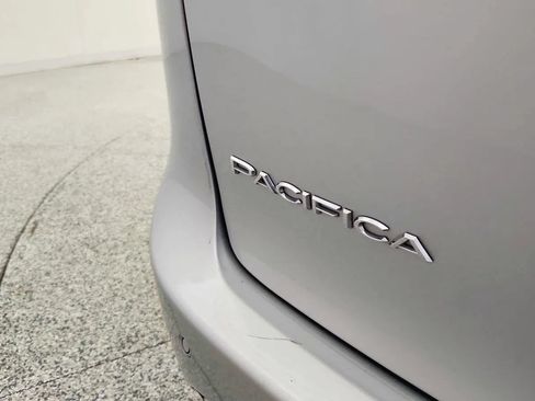 Used 2024 Chrysler Pacifica Touring-L FWD image 37
