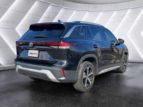 Used 2025 Volkswagen Tiguan SE image 4
