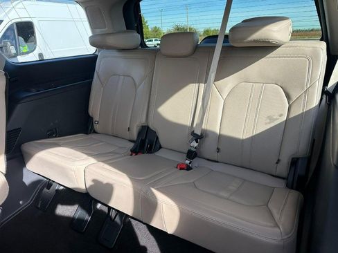 Used 2023 Ford Expedition Limited image 11