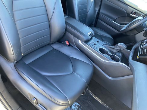 Used 2023 Toyota Highlander XLE image 8