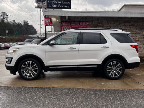 Used 2017 Ford Explorer Platinum image 3