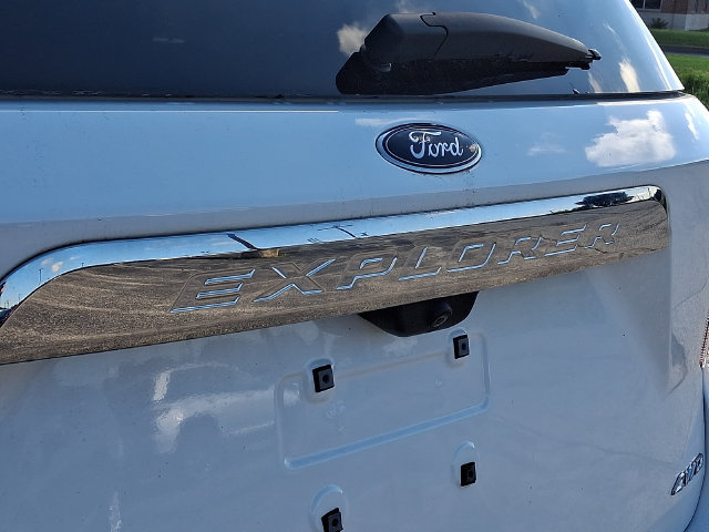Used 2023 Ford Explorer XLT w/ Equipment Group 202A AWD/4WD image 34