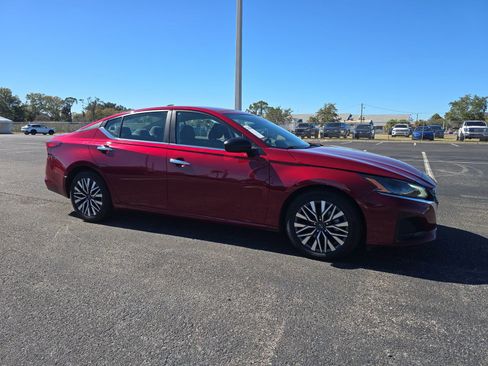 Used 2024 Nissan Altima 2.5 SV image 2