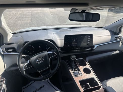 Used 2024 Toyota Sienna XLE image 10