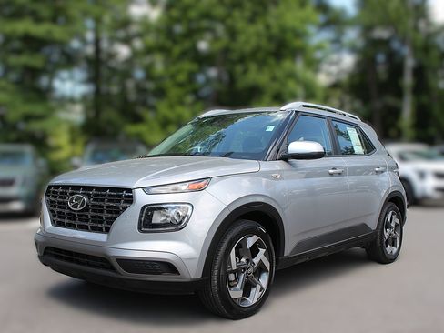 Used 2025 Hyundai Venue SEL FWD image 3