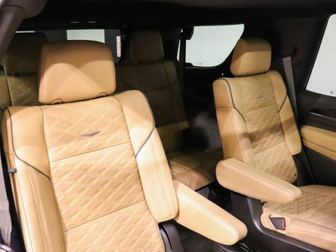 Used 2024 Cadillac Escalade Premium Luxury AWD/4WD image 22