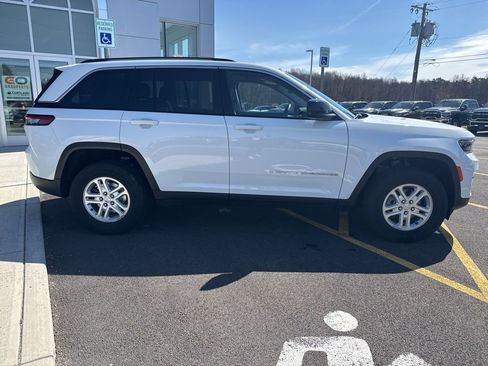 Used 2023 Jeep Grand Cherokee Laredo w/ Luxury Tech Group I AWD/4WD image 9