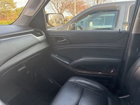 Used 2019 Chevrolet Suburban LT image 3