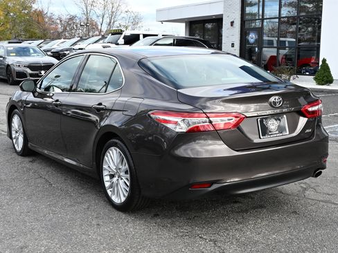 Used 2018 Toyota Camry XLE image 11