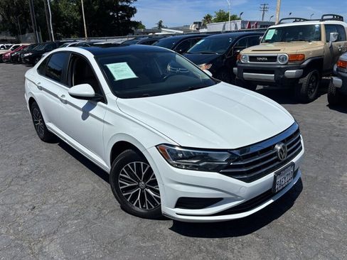 Used 2019 Volkswagen Jetta SE w/ Cold Weather Package FWD image 2