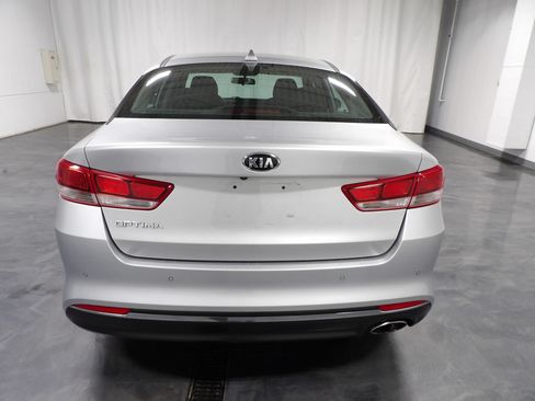 Used 2018 Kia Optima LX w/ 17" Alloy Wheels Package FWD image 5