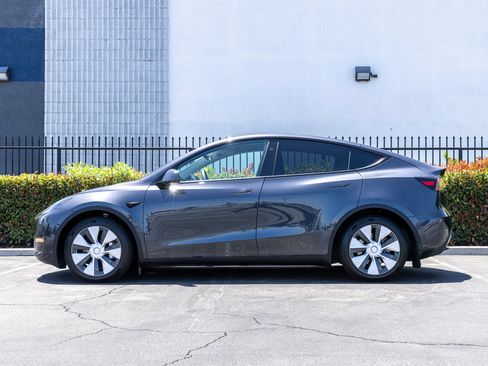 Used 2024 Tesla Model Y Long Range AWD/4WD image 5