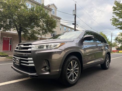 Used 2019 Toyota Highlander XLE AWD/4WD image 2