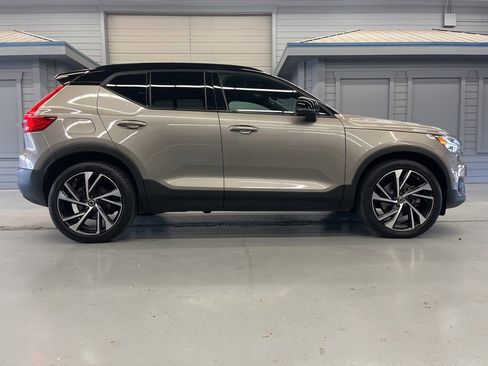Used 2022 Volvo XC40 T5 R-Design w/ Advanced Package image 8