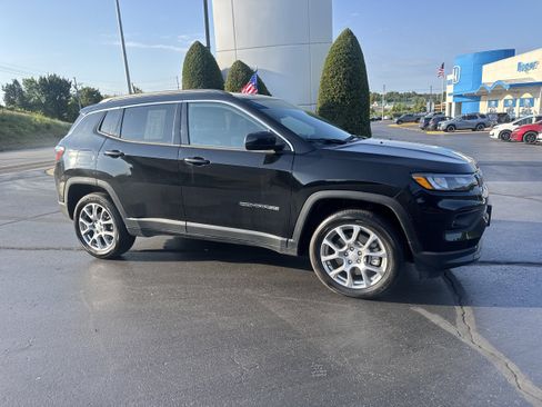 Used 2024 Jeep Compass Latitude AWD/4WD image 1