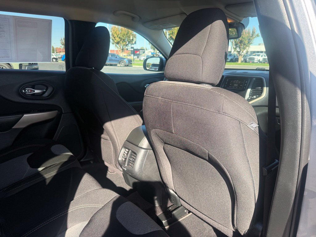 Used 2018 Jeep Cherokee Latitude w/ Safety Group AWD/4WD image 41