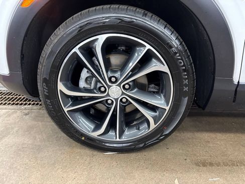 Used 2021 Buick Encore GX Essence FWD image 9
