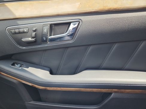Used 2011 Mercedes-Benz E 550 4MATIC Sedan image 16
