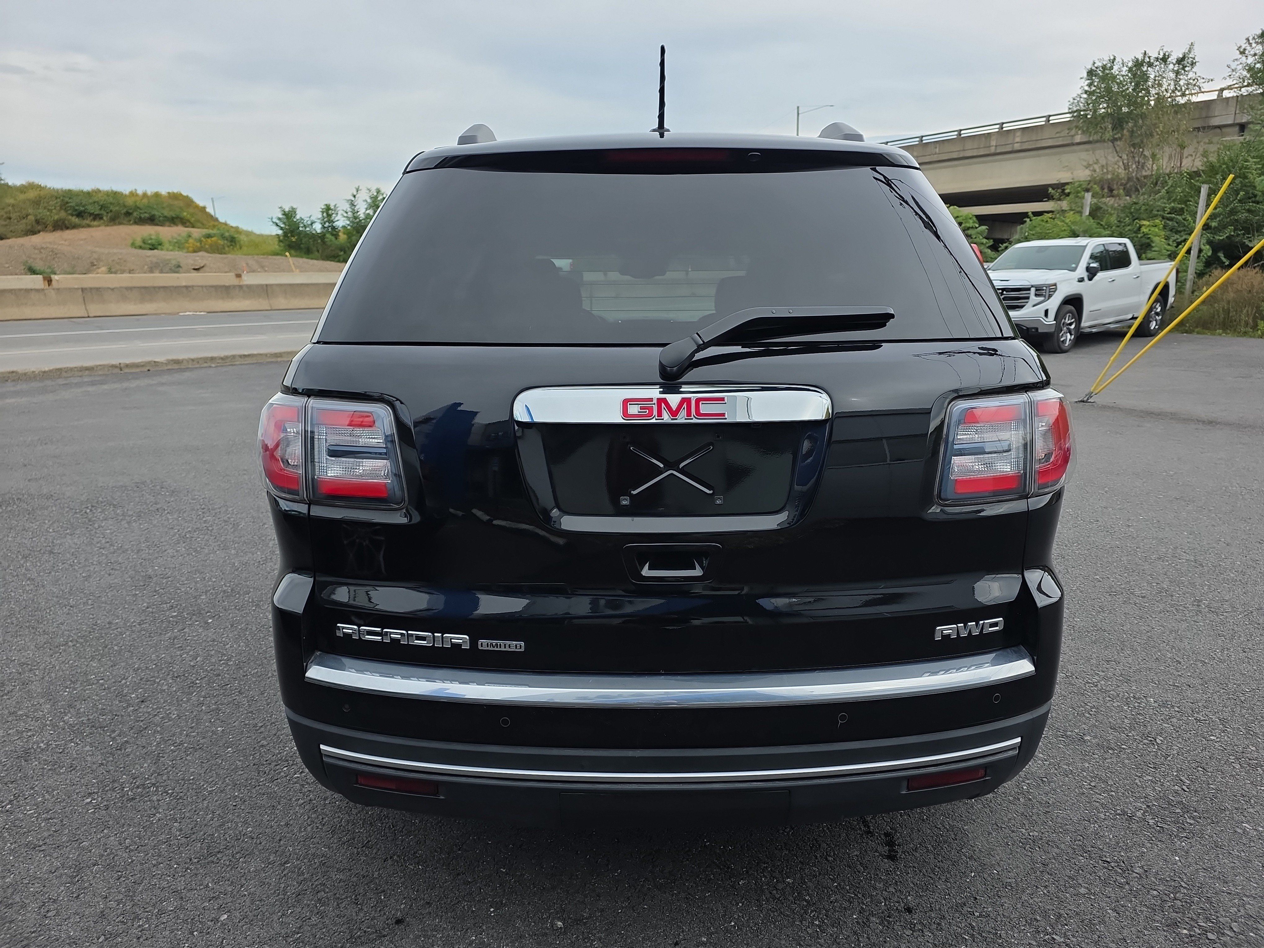 Used 2017 GMC Acadia Limited SLT AWD/4WD image 4