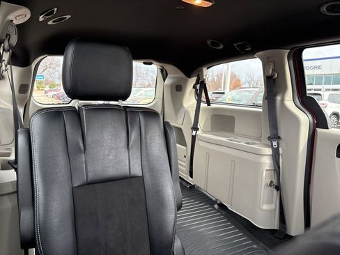 Used 2020 Dodge Grand Caravan SXT image 6