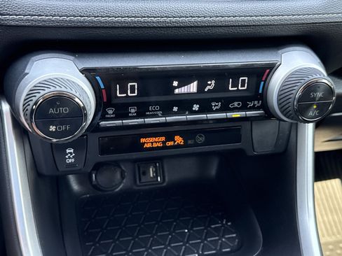Used 2019 Toyota RAV4 XLE Premium FWD image 25