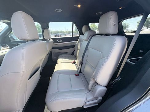 Used 2018 Ford Explorer XLT w/ Equipment Group 202A FWD image 7