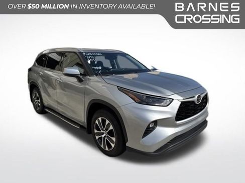 Used 2022 Toyota Highlander XLE FWD image 1