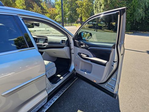 Used 2019 Toyota Highlander Limited Platinum AWD/4WD image 32