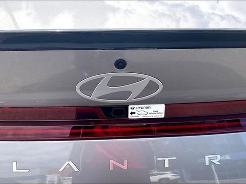New 2025 Hyundai Elantra SEL image 18