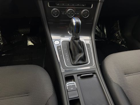 Used 2019 Volkswagen e-Golf SE image 15