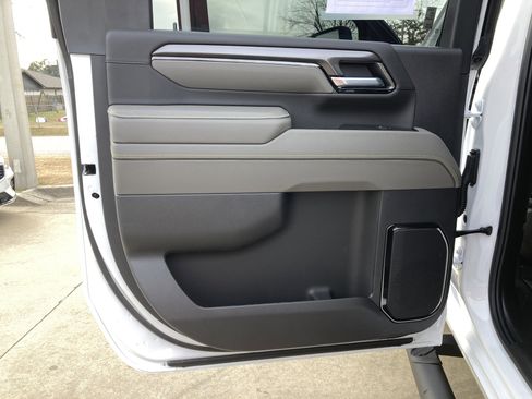 Used 2025 Chevrolet Silverado 2500 ZR2 w/ Technology Package image 31