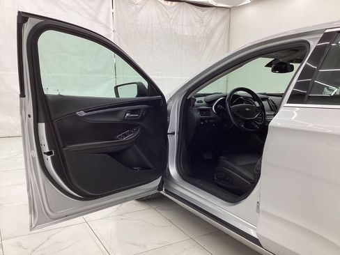 Used 2017 Chevrolet Impala LT w/ Convenience Package image 16