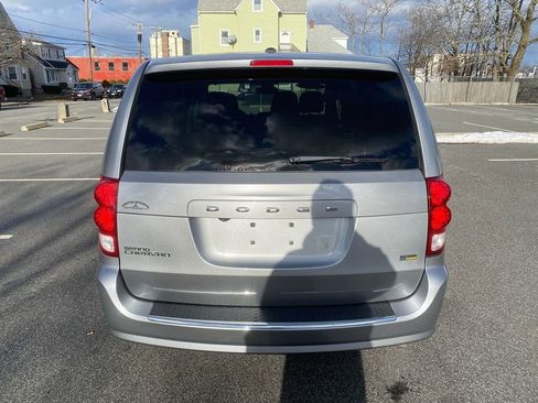 Used 2018 Dodge Grand Caravan SE w/ UConnect Hands-Free Group image 6